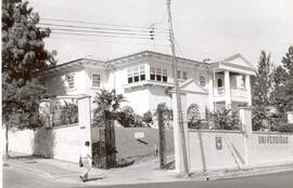 Fotografía con la imagen de una residencia donde se ubica la Rectoría de la Universidad Autónoma ...