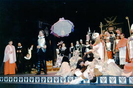 Fotografía de una escena de la obra El serenísimo Príncipe don Carlos, de Carlos Núñez, represent...