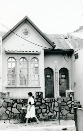 Fotografía de varias casas de habitación por demolerse, en calle 5, avenida 6-8, acera oeste, dia...
