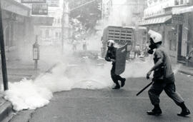 Fotografía con la imagen de actos de violencia y gases laimógenos realizados por la protesta de c...