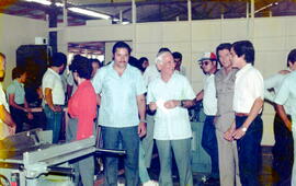 Fotografía del acto de inauguración de un taller para la producción en forma de Cooperativa, el c...