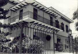 Fotografía de una residencia antigua de estilo español ubicada en el Paseo Colón. Calle 32 lado s...
