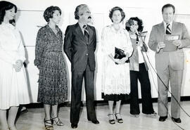 Fotografía del acto de inauguración de la exposición de obras del artista Carlos Poveda, realizad...