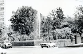 Fotografías con imágenes de la esquina suroeste del Parque España, frente al monumento Juan Vásqu...