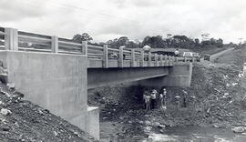 Fotografía de un puente sobre una carretera de Costa Rica. San José