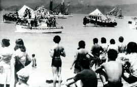 Fotografía de embarcaciones en la celebración de la fiesta de la Virgen del Mar, algunos bañistas...