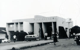 Fotografías de la fachada del edificio de la Cooperativa Coocique R.L. en San Carlos, al costado ...