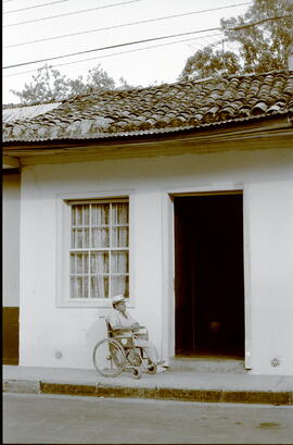 Fotografía de la casa de habitación de Eladio Cañas Ruiz en Liberia. Contiguo se encuentra la Art...