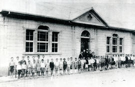 Fotografía de la Escuela del Padre Peralta antes del terremoto de 1910. Niños y personal docente ...