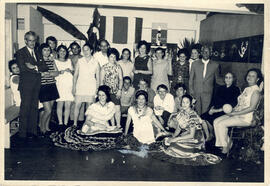Fotografía del grupo de empleados del Archivo Nacional en el comedor del mismo, celebrando el 15 ...