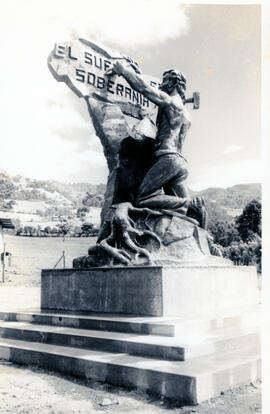 Fotografía del Monumento en honor al Sufragio Universal. Localizado en Llano Grande, escultura de...