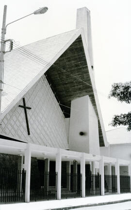 Fotografías de las fachadas del templo católico María Auxiliadora en calle 36, avenida 2-4, acera...