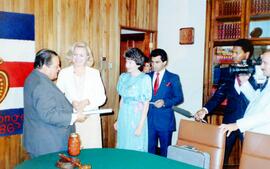 Fotografía de Luis Alberto Monge Álvarez, Presidente de la República y otras personas, entre ella...