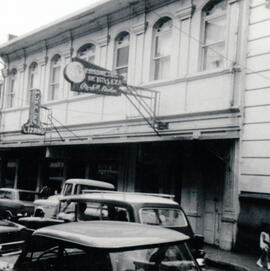 Fotografía del edificio de la Mueblería Lizano, situado en avenida 0 y 1 calle 0. San José, Costa...