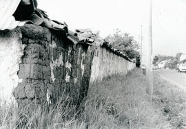 Fotografía de una tapia de adobe. Ubicada en calle 7 del cantón Santo Domingo. Propiedad de la As...