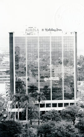 Fotografía del edificio del Hotel Aurola Holiday Inn. Ubicado entre calles 5 y 7, avenida 5. Se o...