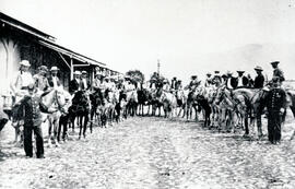Fotografía con la imagen de vendedores ambulantes de leche, lecheros, en su cabalgadura San José