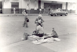 Fotografía con la imagen de un puesto de venta de periódicos, localizado en la esquina noreste de...