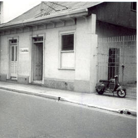 Fotografía Vista del edificio del Diario La Hora. Situado en avenida 5, Calles 1 y 3, acera Norte...