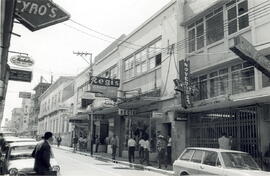 Fotografía de los edificios de las tiendas El Ibis, Tienda Regis, Novedades Fiat-Situ, situadas e...