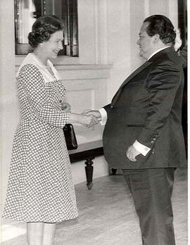 Fotografía de la Reina Isabel II de Inglaterra, justo cuando le da la bienvenida a Luis Alberto M...