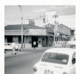 Fotografía de la Farmacia París. Situada en calle 11, avenida 0. San José, Costa Rica