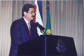 Fotografía de Jorge Sauma Aguilar, gerente general de la Corporación Bananera Nacional, hablando ...
