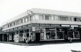 Fotografía de un edificio comercial situado 400 metros al oeste y 200 metros al norte de la esqui...