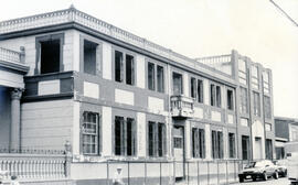 Fotografía con la imagen del edificio que ocupó el Colegio Los Ángeles y la Escuela Porfirio Bren...