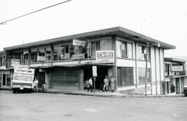 Fotografía del edificio esquinero del Almacén Vladimir Arroyo S.A. Se encuentra ubicado al costad...