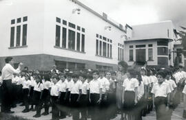 Fotografía con la imagen del edificio de la Escuela Pilar Jiménez de Guadalupe, y a un grupo de s...