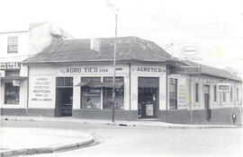 Fotografía. Vista de la avenida siete, la cual pasa por D. C. Agrotico Limitada. Situado en aveni...