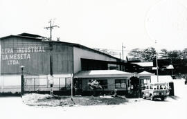 Fotografía del edificio de la Cafetalera Industrial La Meseta Limitada, situada al costado norte ...