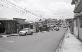 Fotografía panorámica de la avenida 15 hacia el oeste, se aprecian casas de habitación y comercio...