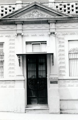 Fotografía de la residencia de Adela viuda de Jiménez, hoy Ateneo Cultural, en calle 10, avenida ...