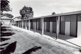 Fotografías de las instalaciones de la Escuela de Agua Caliente. Consta de ocho aulas prefabricad...