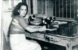 Fotografía de Virginia Hernández de Leitón, única mujer operadora de telégrafos y Agente de estac...
