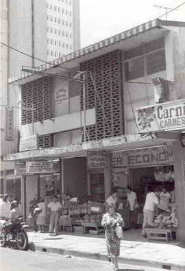 Fotografía del edificio donde se localizan el SuPerúconómico y la Relojería y Joyería Chanuel y l...