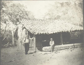 Fotografía de un rancho con techo de teja, en la Costa del Pacífico. Detrás de este rancho se enc...