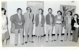 Fotografía de un grupo de escultores y pintores en el Museo de Arte Costarricense. San José