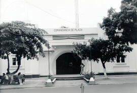 Fotografía de la fachada y entrada principal de la Comandancia de Plaza en Liberia. Se encuentra ...