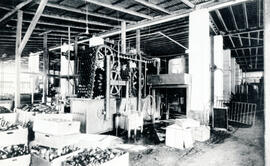 Fotografía del interior de la Cervecería Traube en 1909. Se observan algunas cajas con envases va...