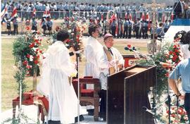 Fotografía del altar levantado en el Estadio Nacional para celebrar los actos religiosos del Tras...