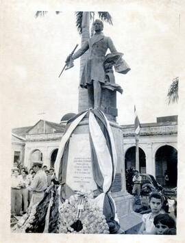 Fotografía del monumento en honor al Primer Jefe de Estado don Juan Mora Fernández, ubicado en av...