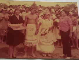 Fotografía de la coronación del rey y la reina del maíz durante la Feria del Maíz en el Colegio T...