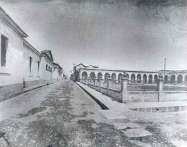 Fotografía de una vista hacia el oeste del edificio de la Universidad de Santo Tomás, las Arcadas...