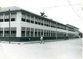 Fotografía del edificio de la Escuela Tomás Guardia. Limón