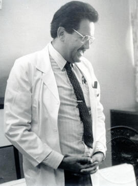 Fotografía con la imagen del Dr. Carlos León Barth, Jefe de Neurología del Hospital Nacional de n...