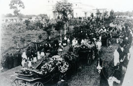 Fotografías de los funerales del presbítero Benito Sáenz en Santo Domingo. Se observa el desfile ...