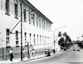 Fotografía que muestra el final de la avenida central, hacia el oeste desde calle 12, inicios del...